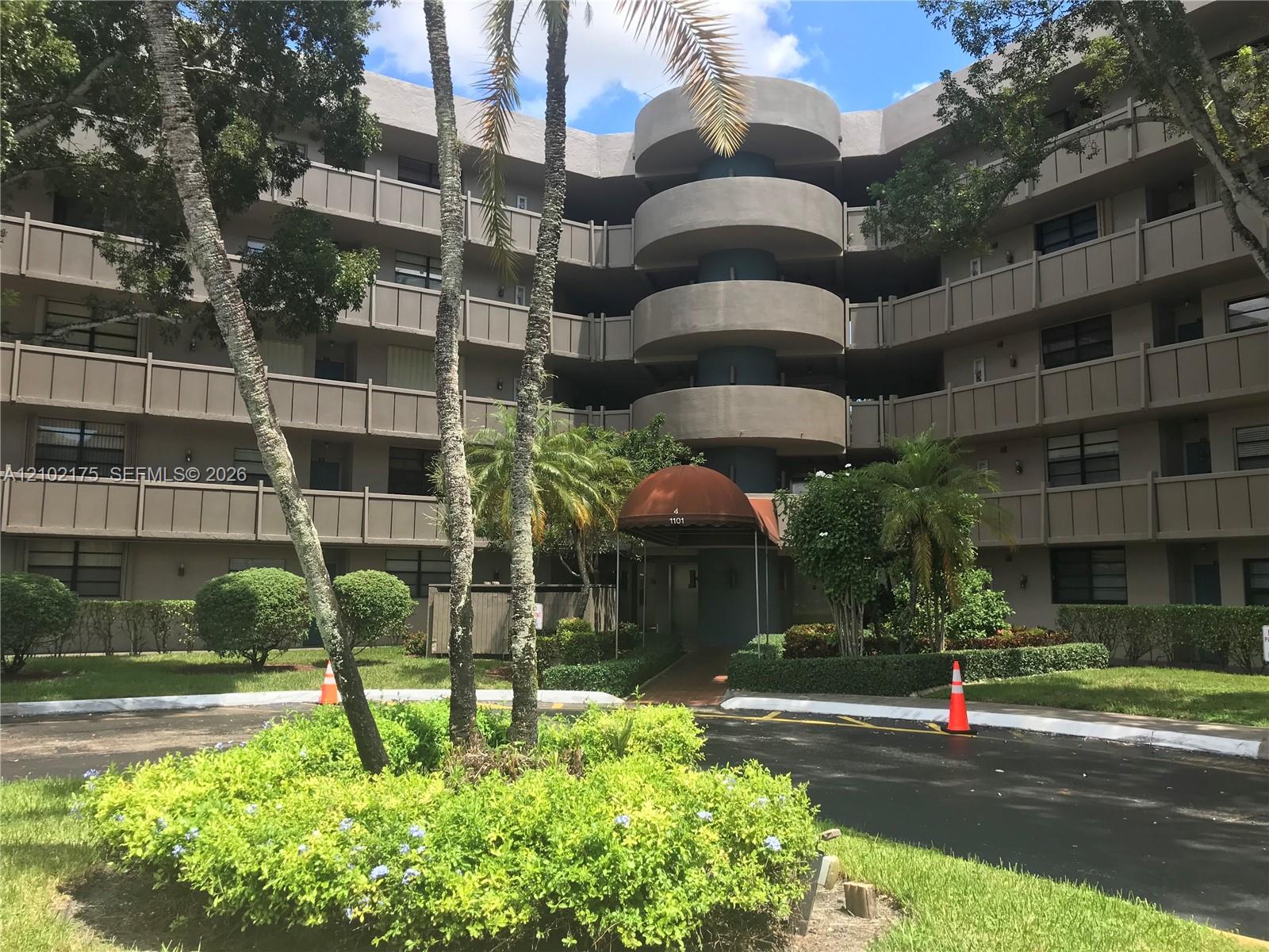 Ver detalles 206 1 / 2 773 sq. ft. $ 2026-10-06 0 foto