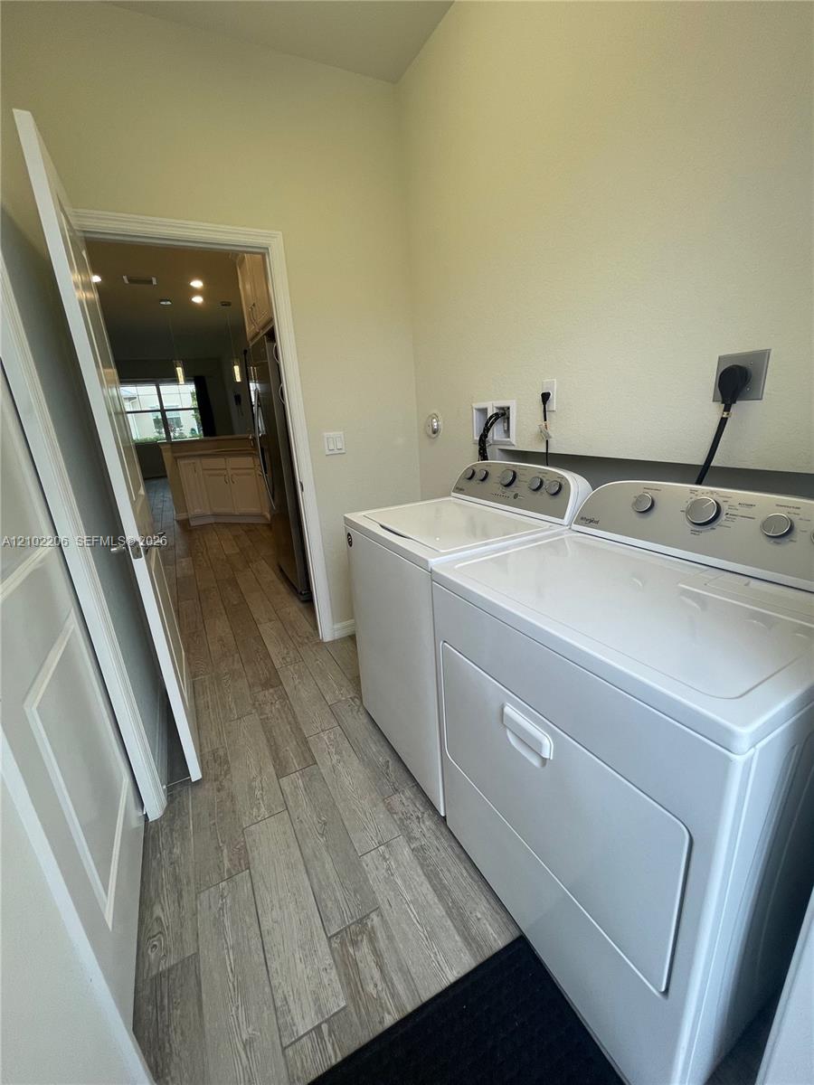Ver detalles 4860 3 / 3 1561 sq. ft. $ 2026-10-07 0 foto