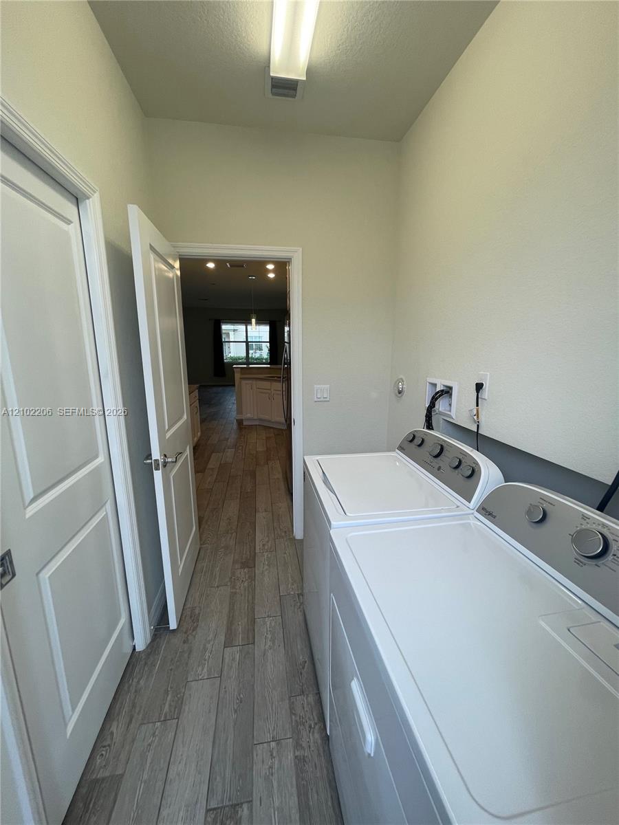 Ver detalles 4860 3 / 3 1561 sq. ft. $ 2026-10-07 0 foto