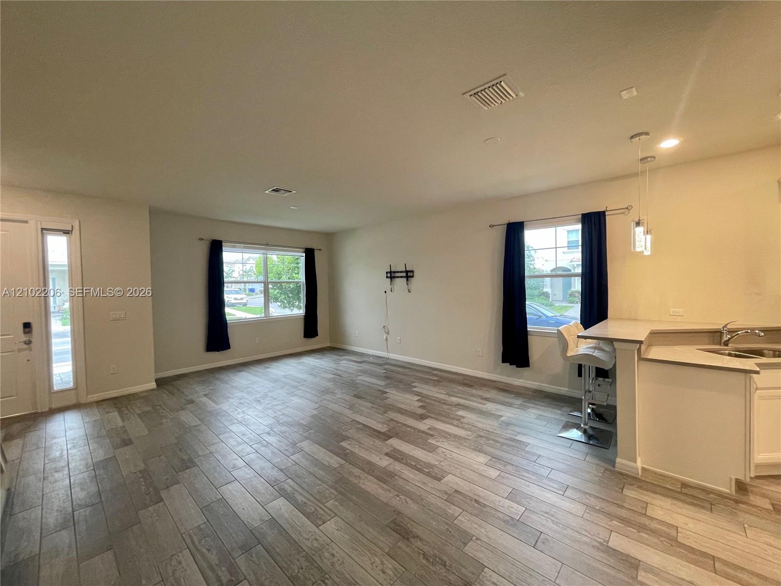 Ver detalles 4860 3 / 3 1561 sq. ft. $ 2026-10-07 0 foto