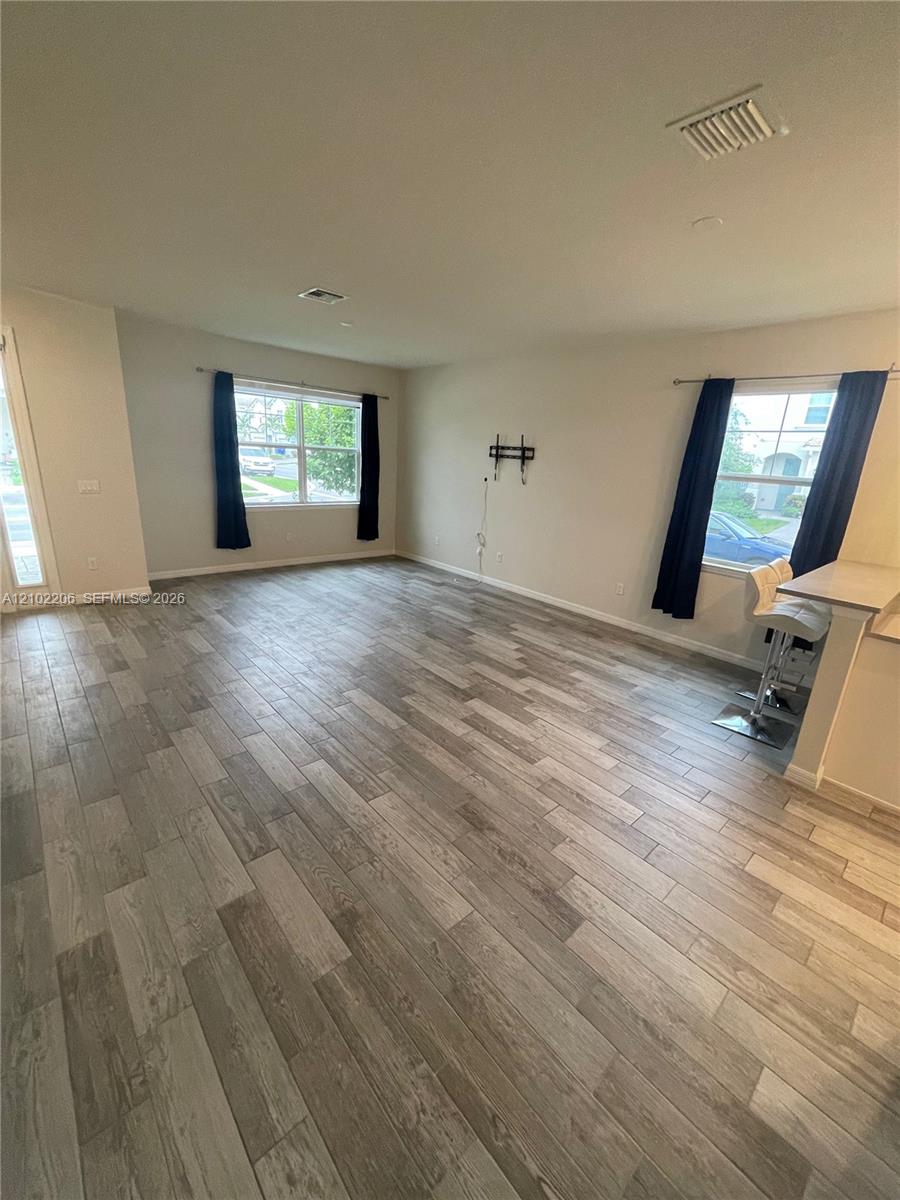 Ver detalles 4860 3 / 3 1561 sq. ft. $ 2026-10-07 0 foto