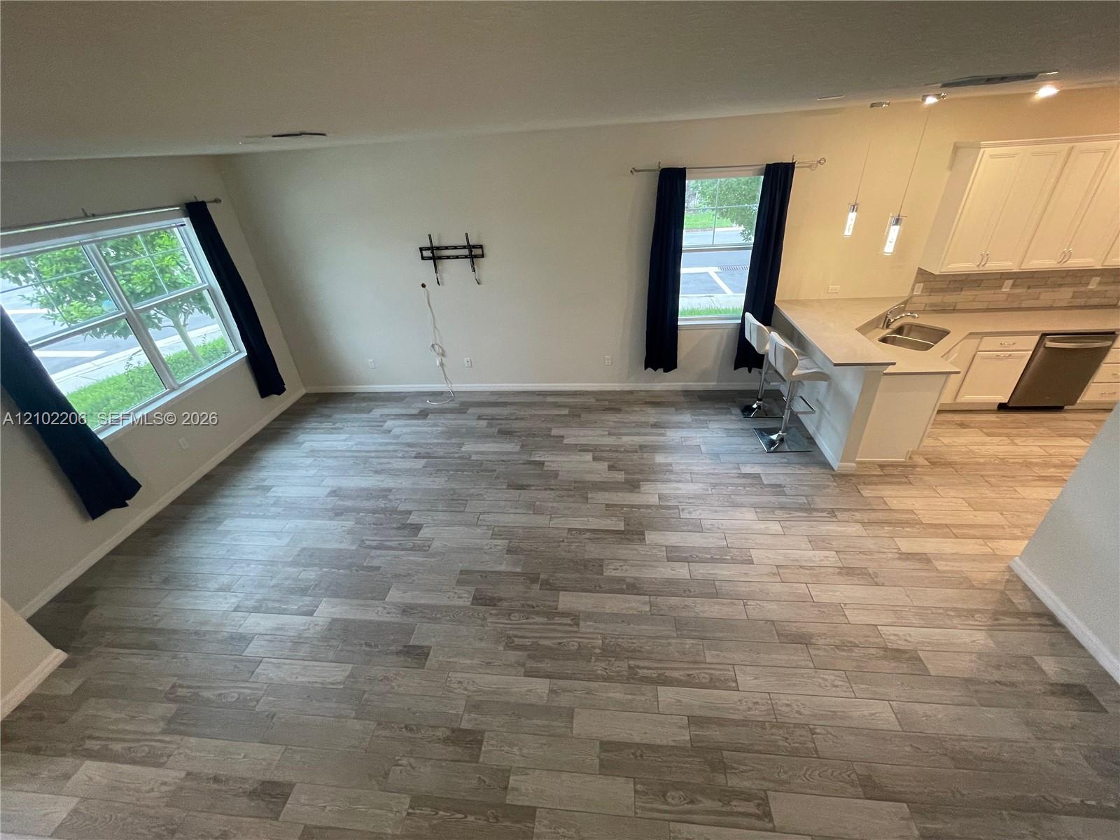 Ver detalles 4860 3 / 3 1561 sq. ft. $ 2026-10-07 0 foto