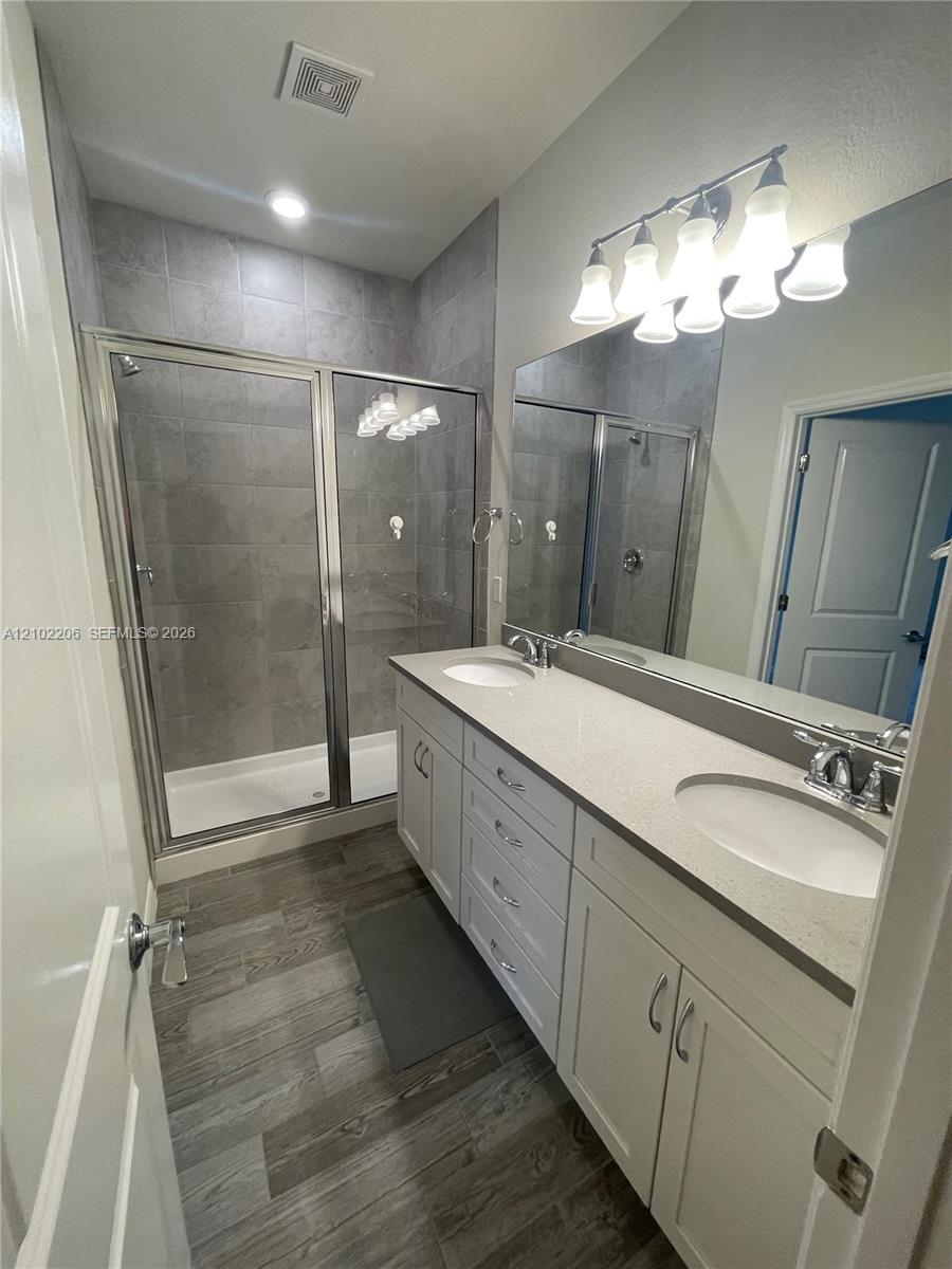 Ver detalles 4860 3 / 3 1561 sq. ft. $ 2026-10-07 0 foto