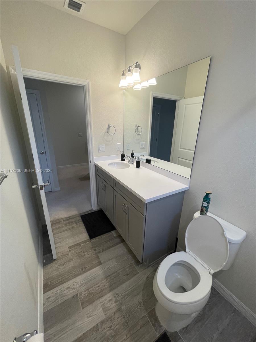 Ver detalles 4860 3 / 3 1561 sq. ft. $ 2026-10-07 0 foto
