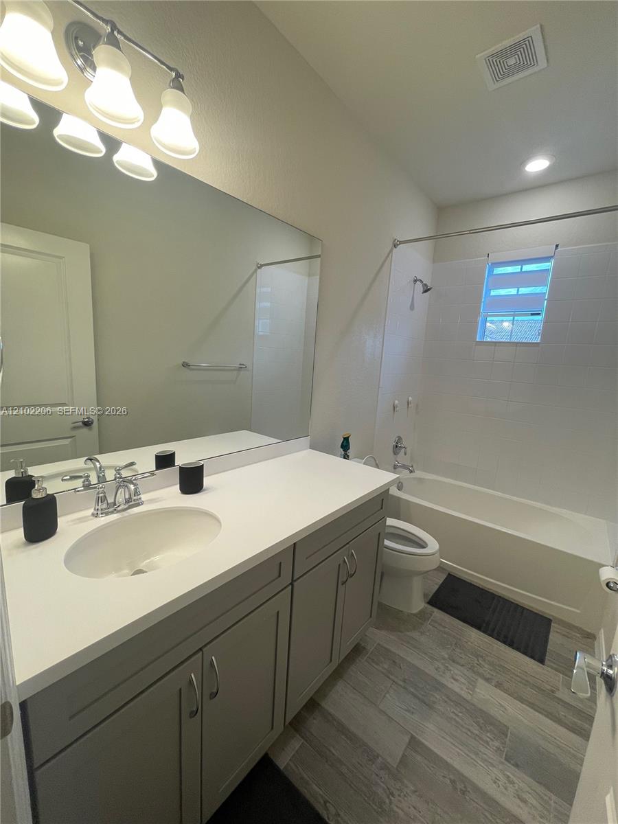 Ver detalles 4860 3 / 3 1561 sq. ft. $ 2026-10-07 0 foto