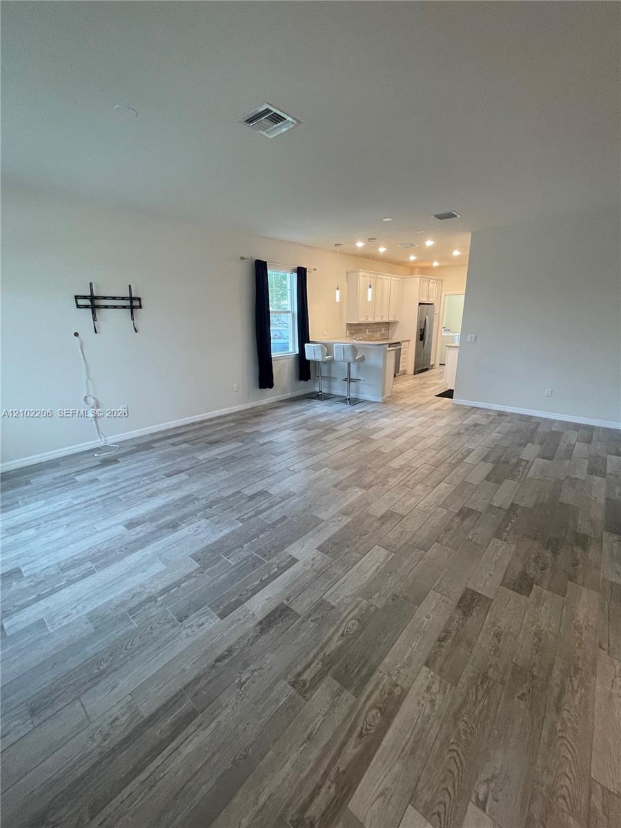 Ver detalles 4860 3 / 3 1561 sq. ft. $ 2026-10-07 0 foto