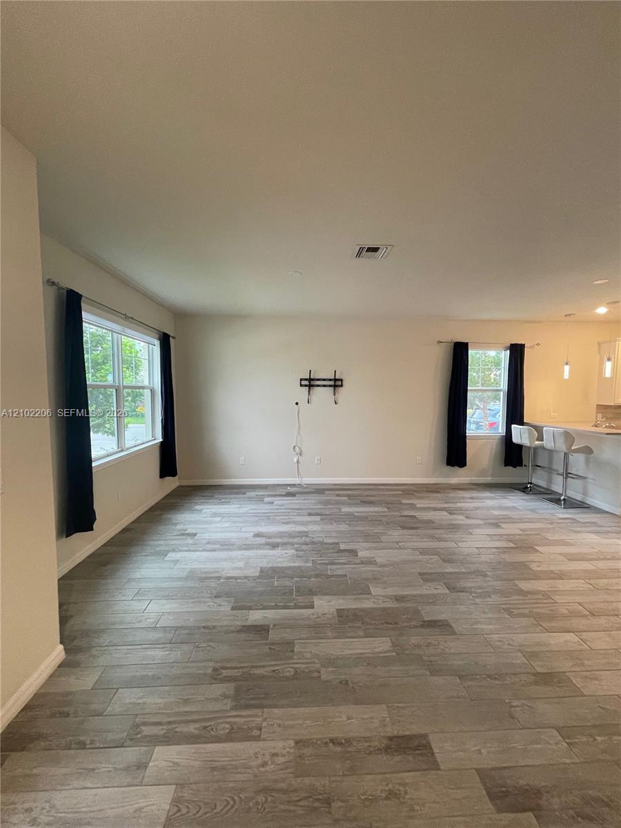 Ver detalles 4860 3 / 3 1561 sq. ft. $ 2026-10-07 0 foto