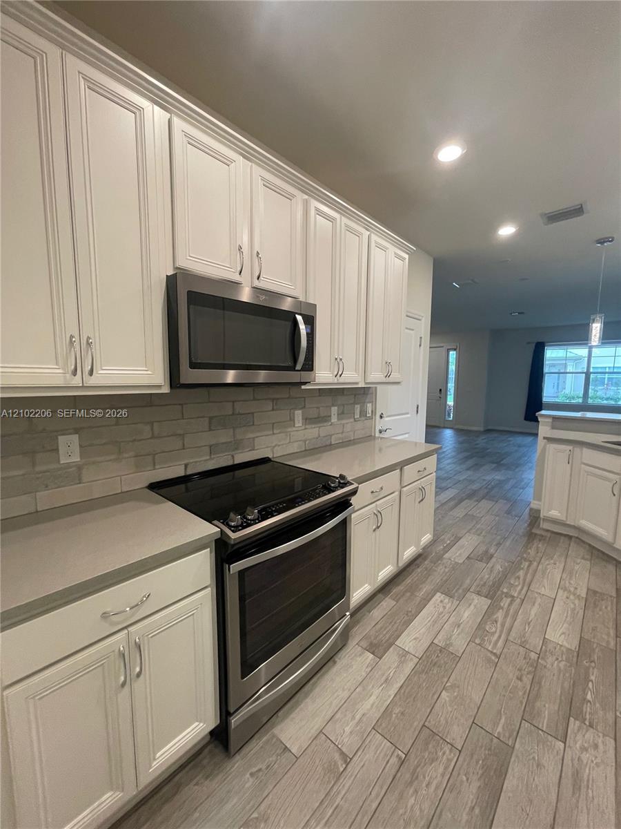 Ver detalles 4860 3 / 3 1561 sq. ft. $ 2026-10-07 0 foto