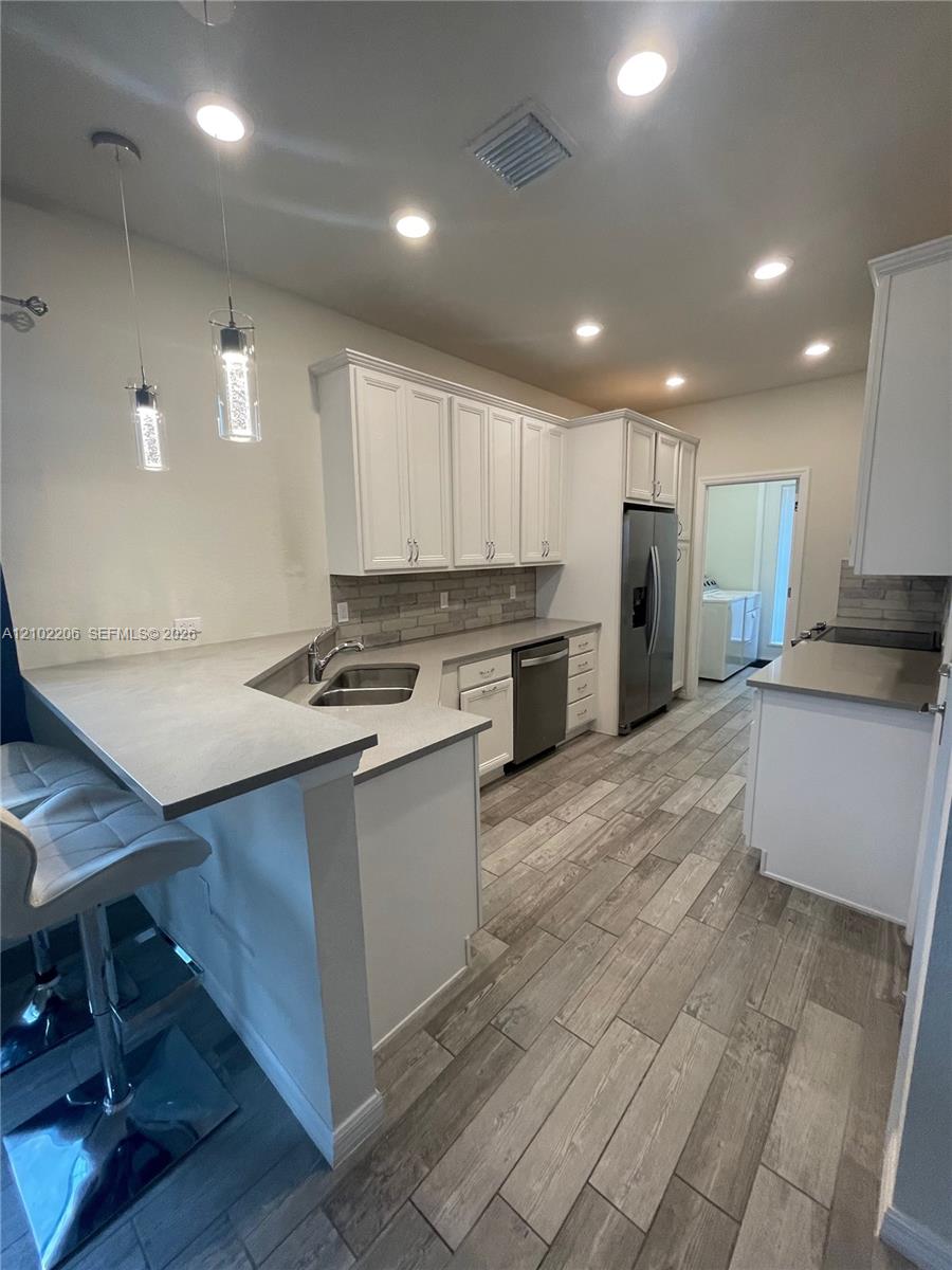 Ver detalles 4860 3 / 3 1561 sq. ft. $ 2026-10-07 0 foto
