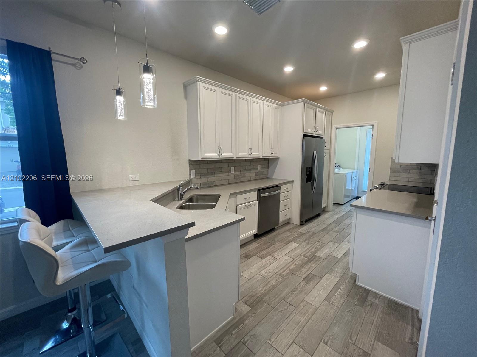 Ver detalles 4860 3 / 3 1561 sq. ft. $ 2026-10-07 0 foto