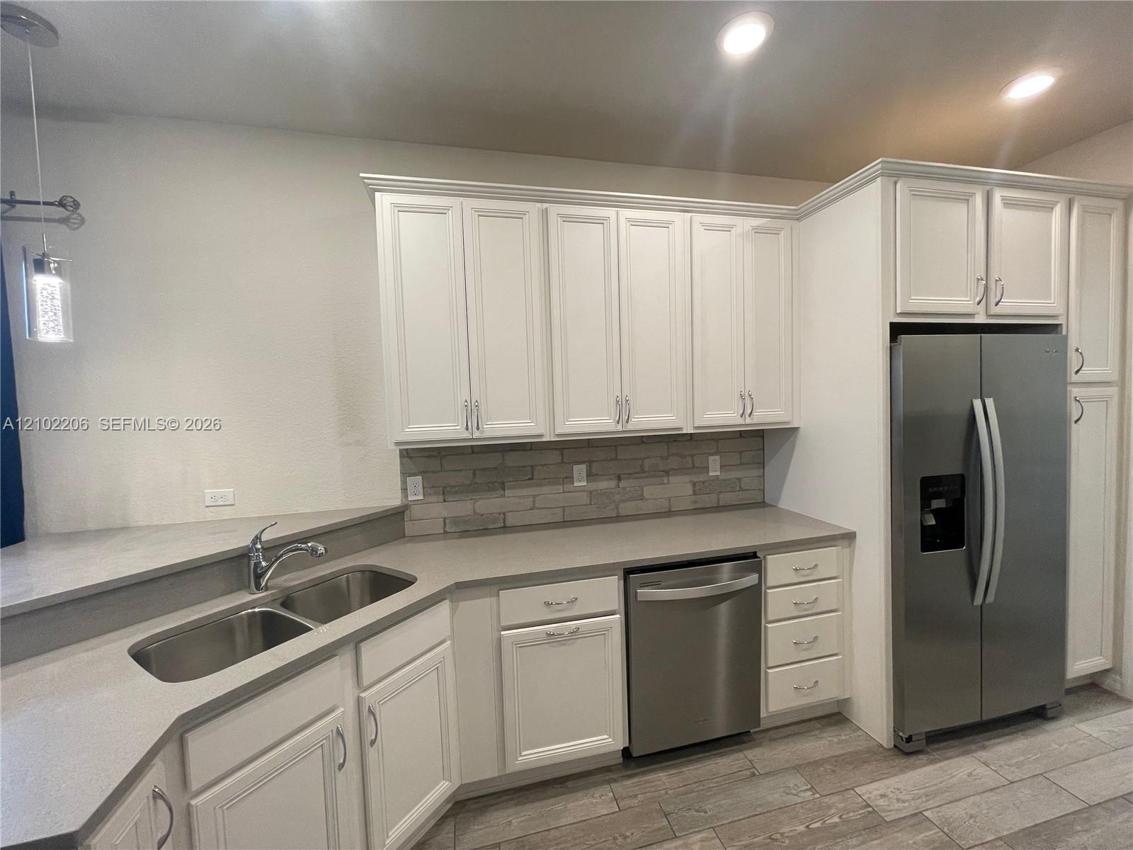 Ver detalles 4860 3 / 3 1561 sq. ft. $ 2026-10-07 0 foto