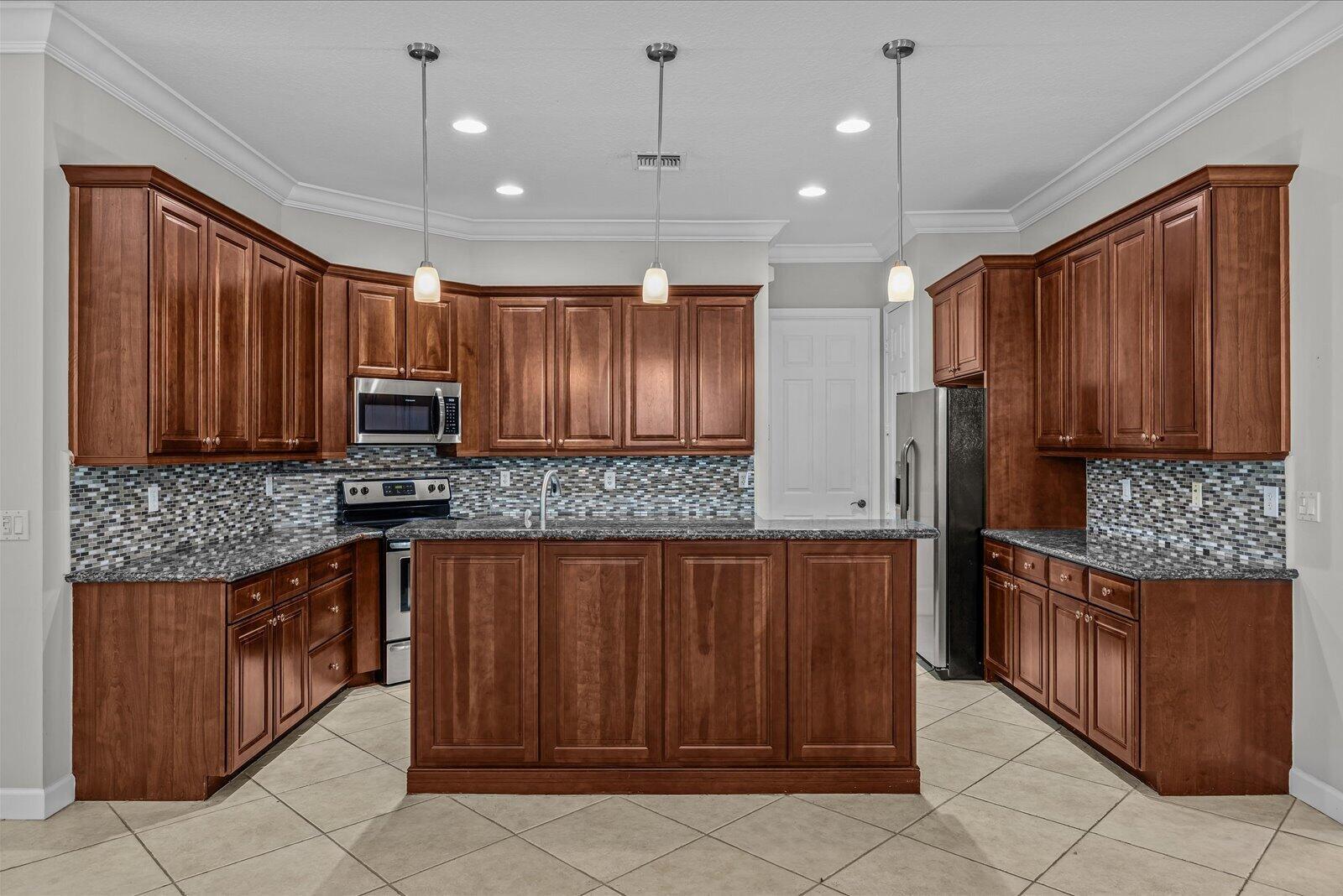 Ver detalles 8824 3 / 2 2086 sq. ft. $ 2026-10-08 0 foto