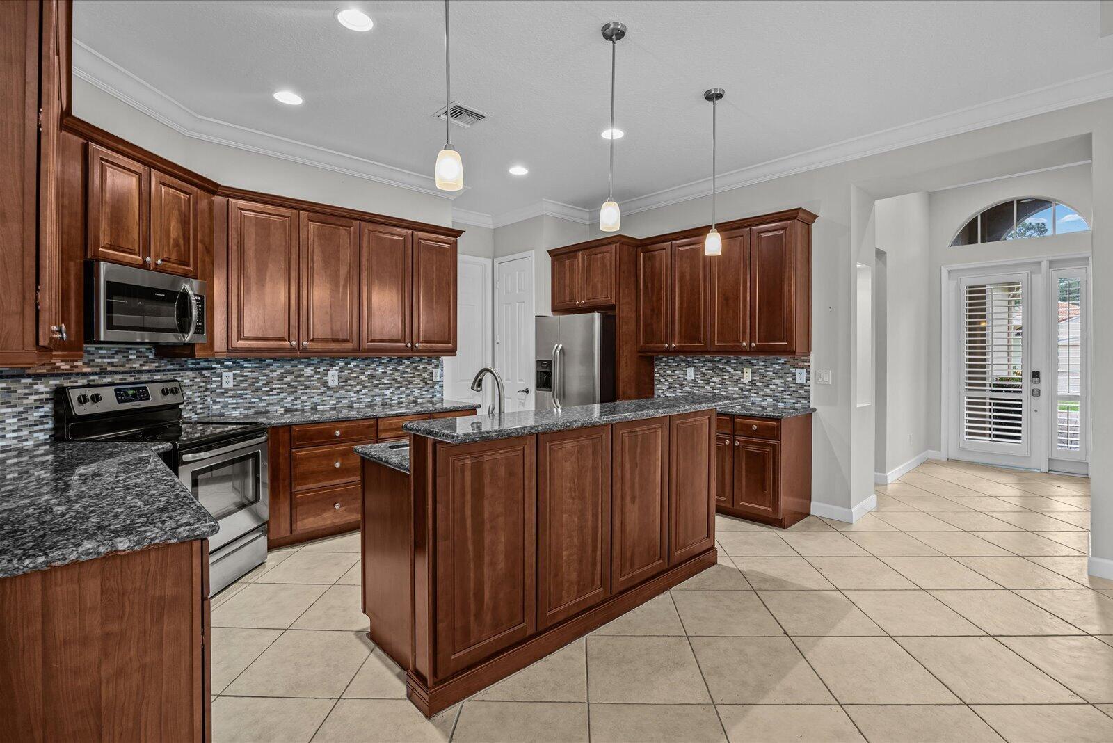 Ver detalles 8824 3 / 2 2086 sq. ft. $ 2026-10-08 0 foto