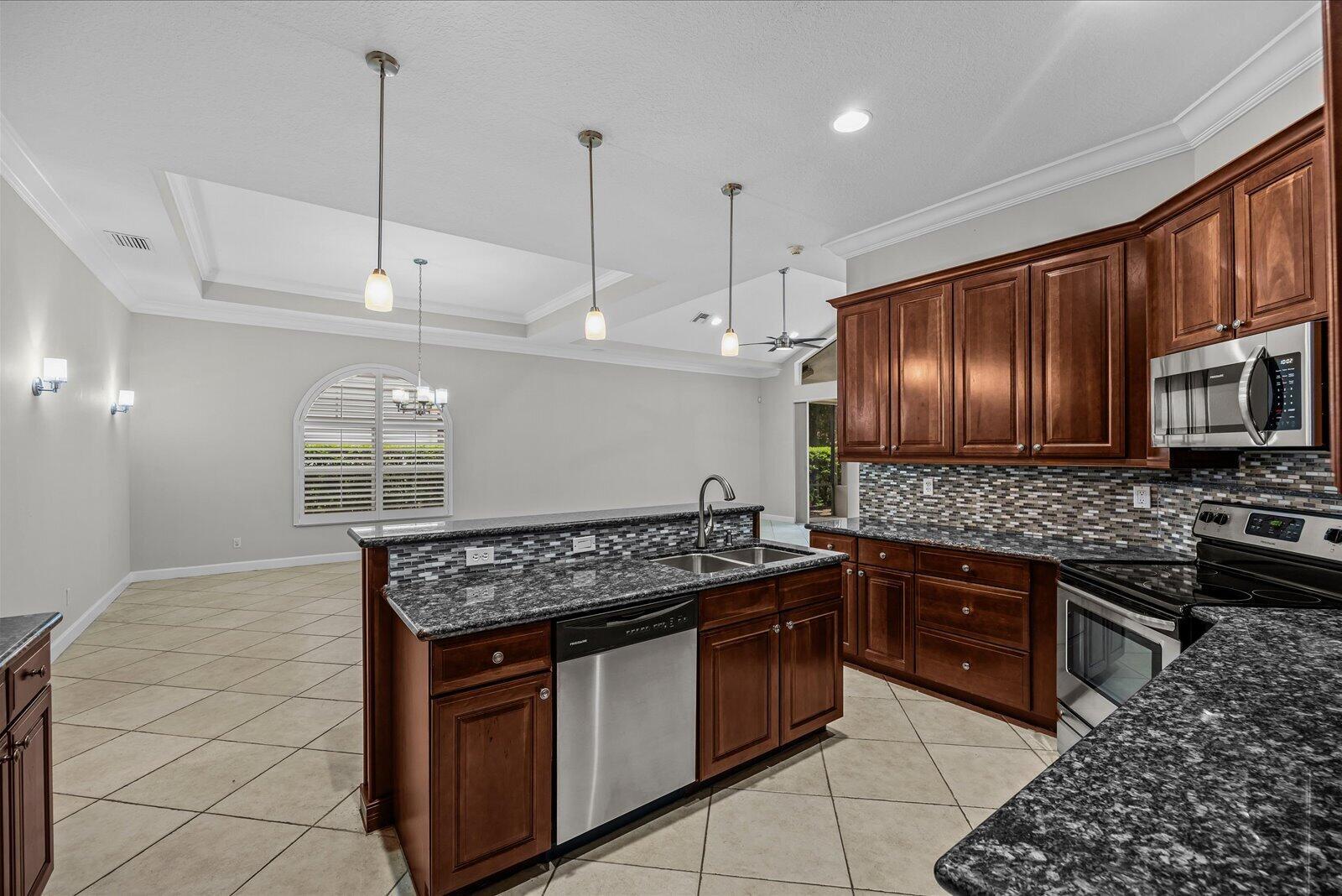 Ver detalles 8824 3 / 2 2086 sq. ft. $ 2026-10-08 0 foto