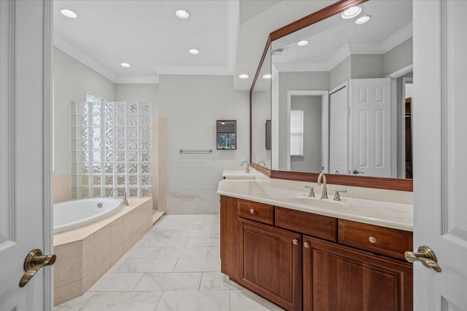 Ver detalles 8824 3 / 2 2086 sq. ft. $ 2026-10-08 0 foto