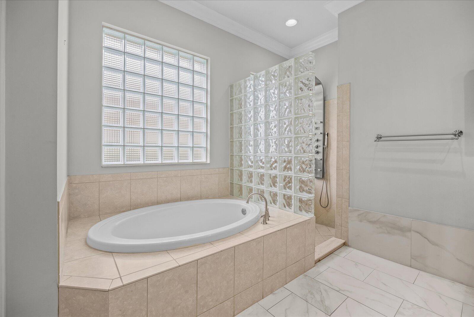 Ver detalles 8824 3 / 2 2086 sq. ft. $ 2026-10-08 0 foto