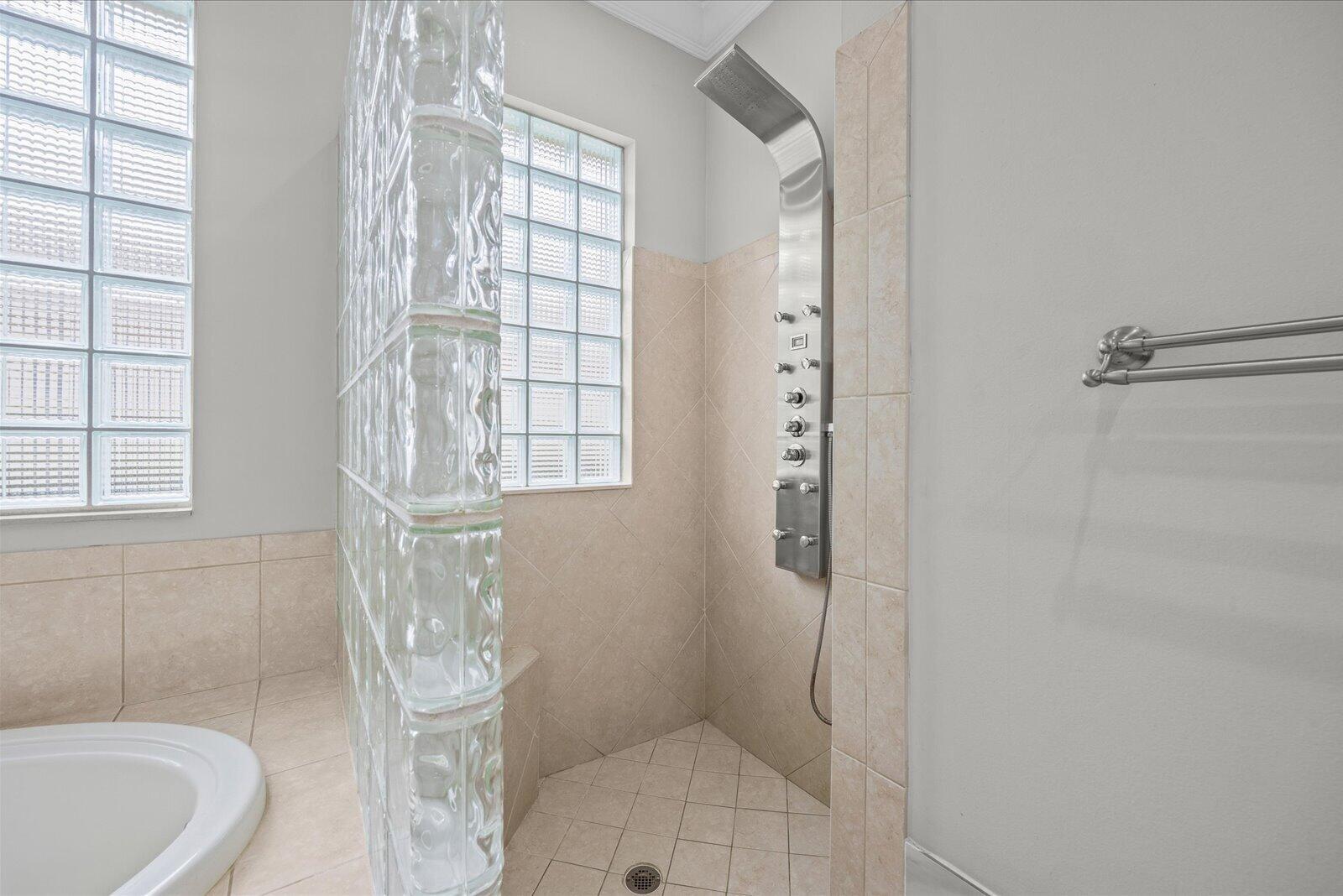 Ver detalles 8824 3 / 2 2086 sq. ft. $ 2026-10-08 0 foto