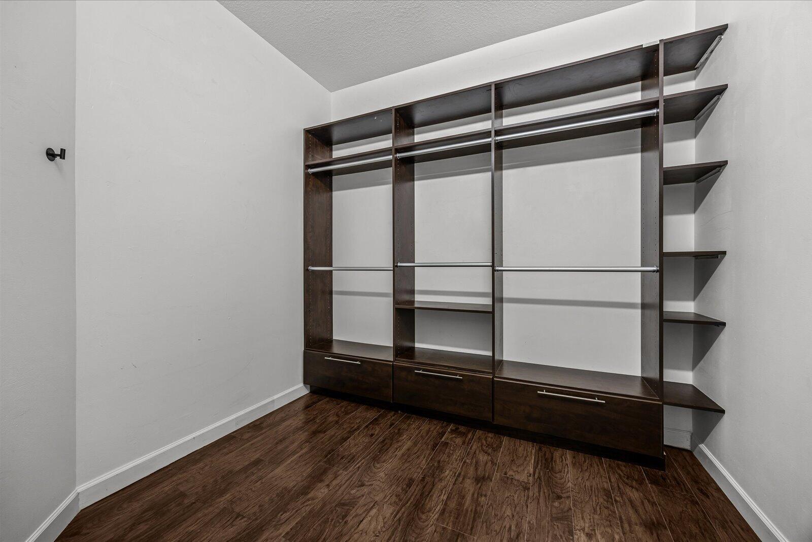 Ver detalles 8824 3 / 2 2086 sq. ft. $ 2026-10-08 0 foto