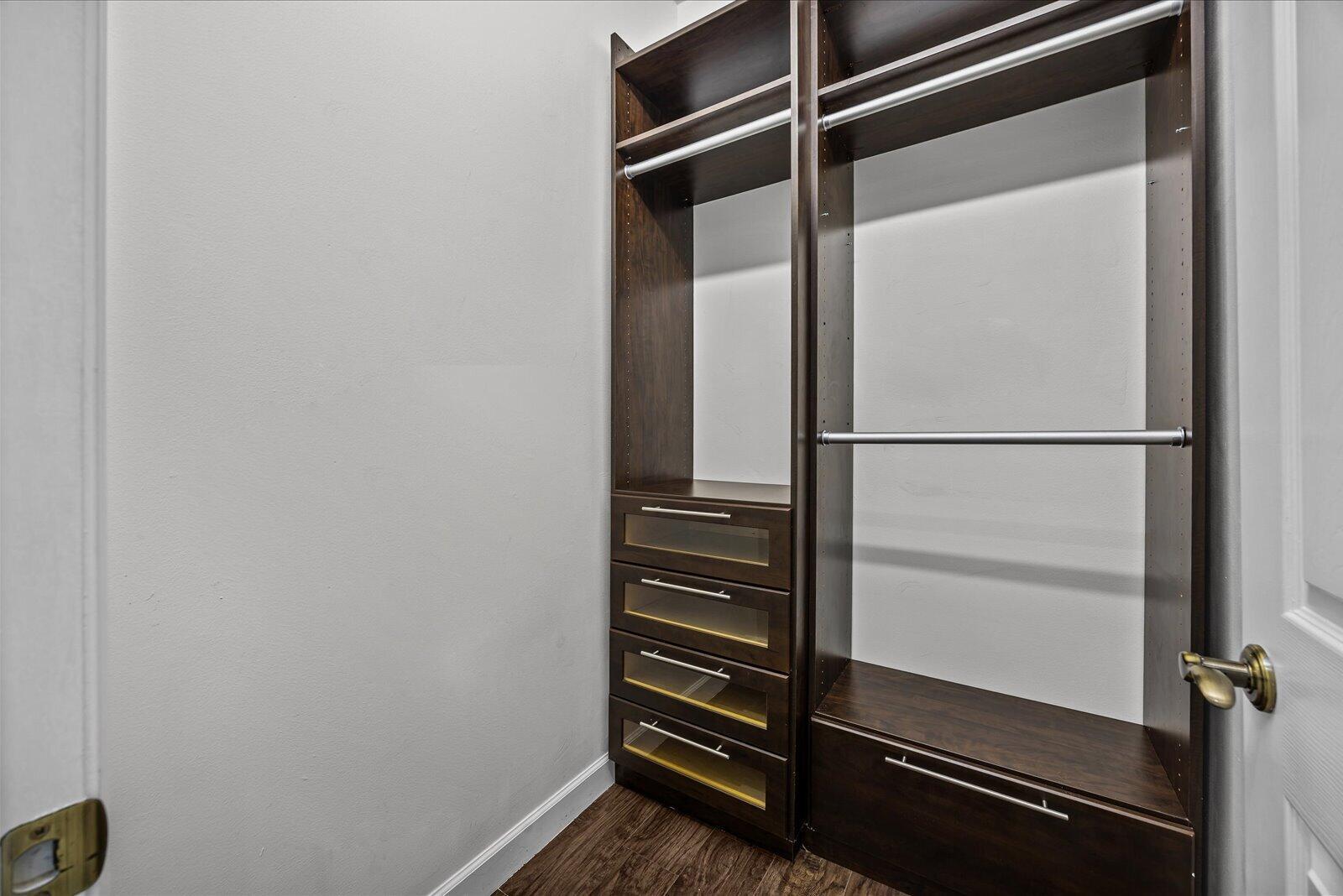 Ver detalles 8824 3 / 2 2086 sq. ft. $ 2026-10-08 0 foto