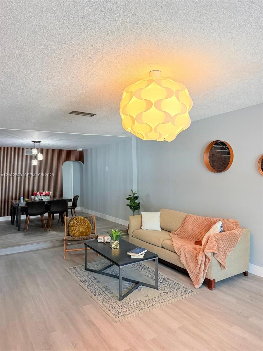 Ver detalles 1-2 / sq. ft. $ 2026-10-07 0 foto