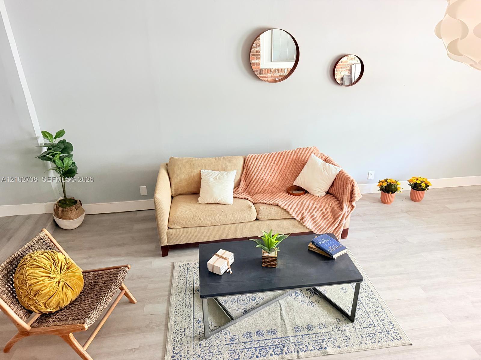 Ver detalles 1-2 / sq. ft. $ 2026-10-07 0 foto