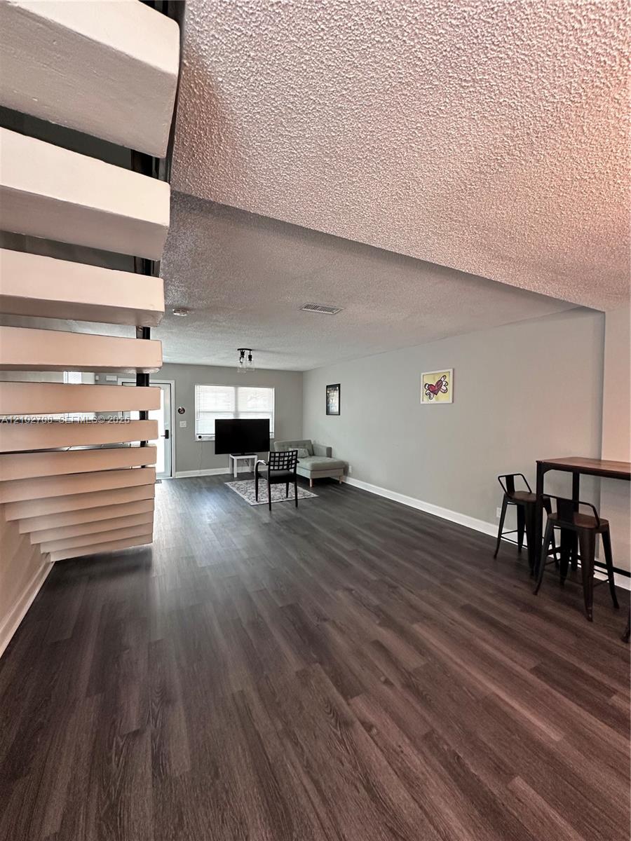 Ver detalles 1-2 / sq. ft. $ 2026-10-07 0 foto
