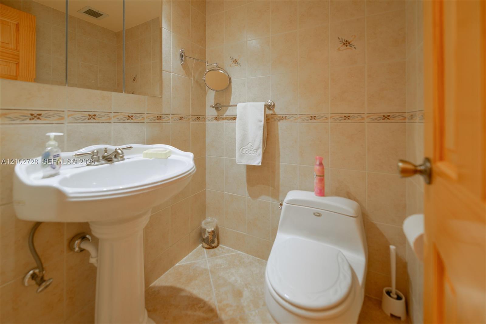 See details 10L 1 / 2 870 sq. ft. $ 2026-10-07 0 Photo