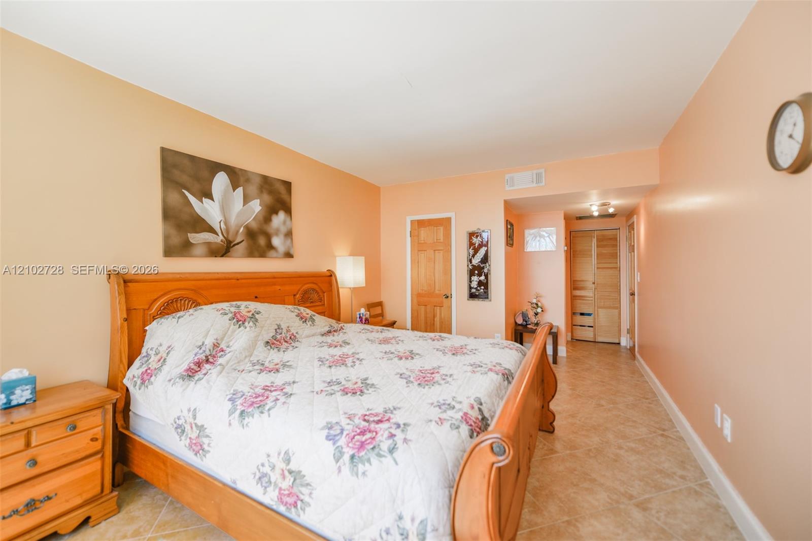 See details 10L 1 / 2 870 sq. ft. $ 2026-10-07 0 Photo