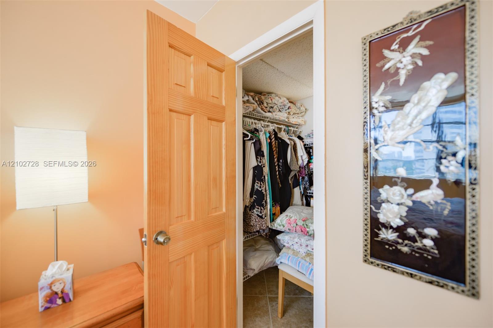 See details 10L 1 / 2 870 sq. ft. $ 2026-10-07 0 Photo