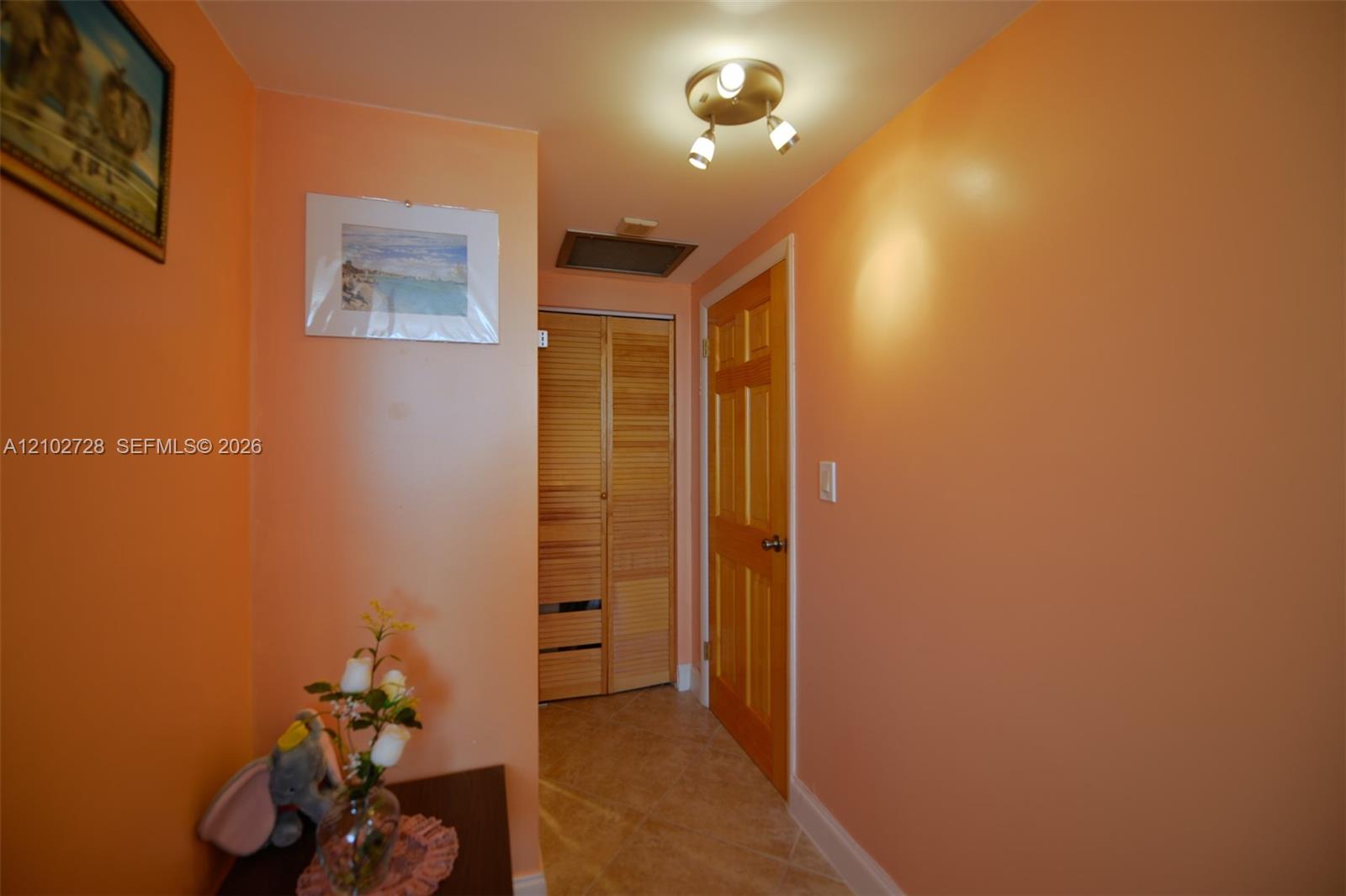 See details 10L 1 / 2 870 sq. ft. $ 2026-10-07 0 Photo