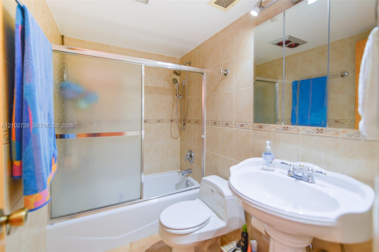 See details 10L 1 / 2 870 sq. ft. $ 2026-10-07 0 Photo