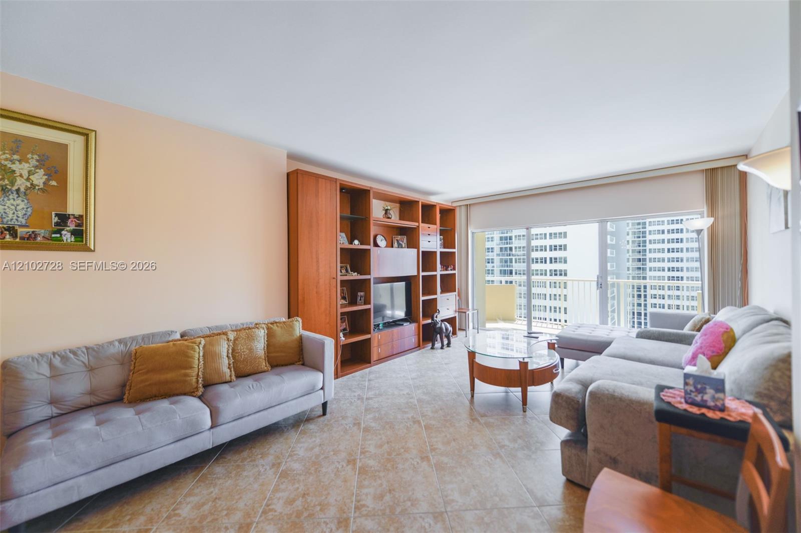 See details 10L 1 / 2 870 sq. ft. $ 2026-10-07 0 Photo
