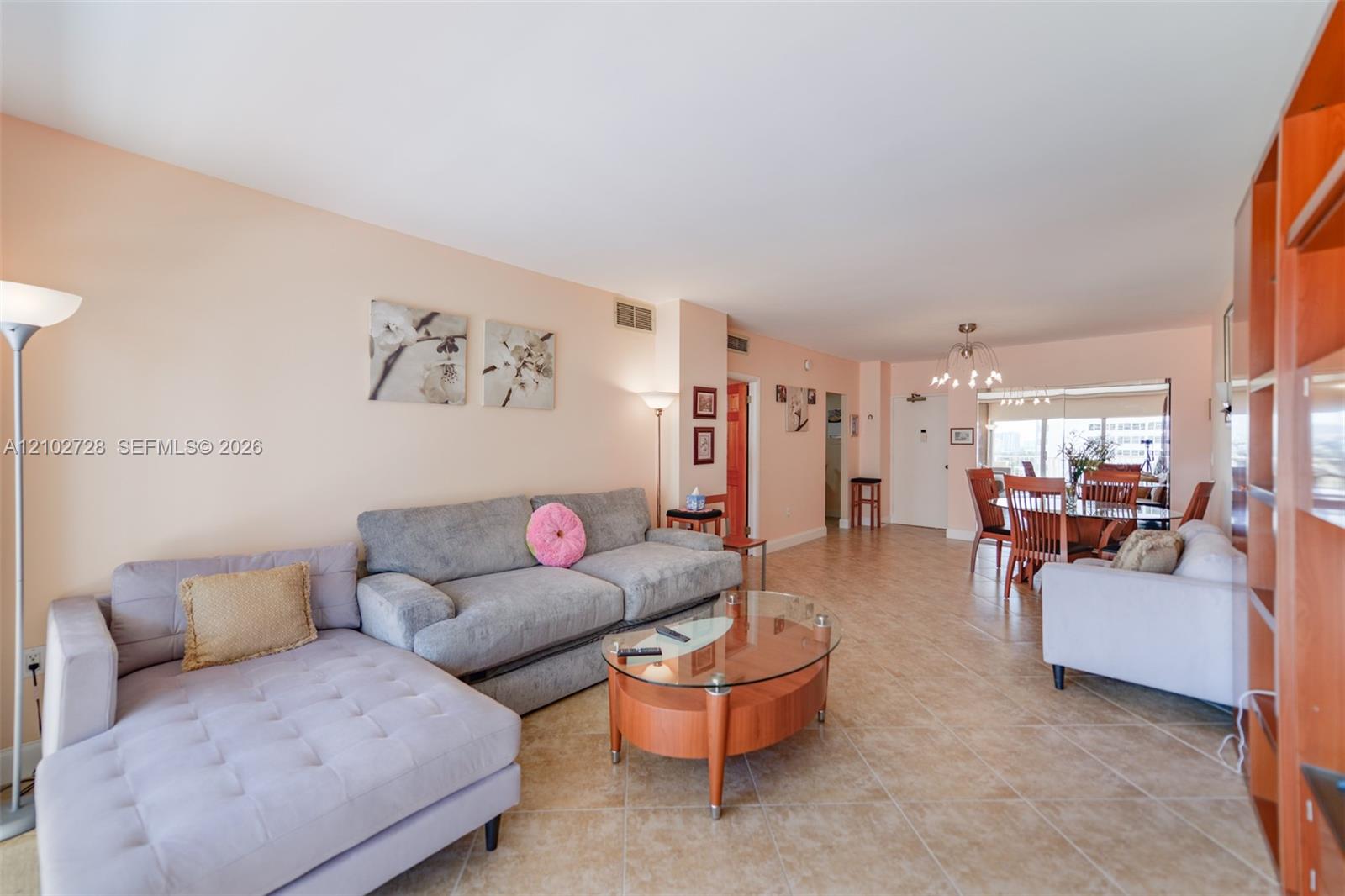 See details 10L 1 / 2 870 sq. ft. $ 2026-10-07 0 Photo