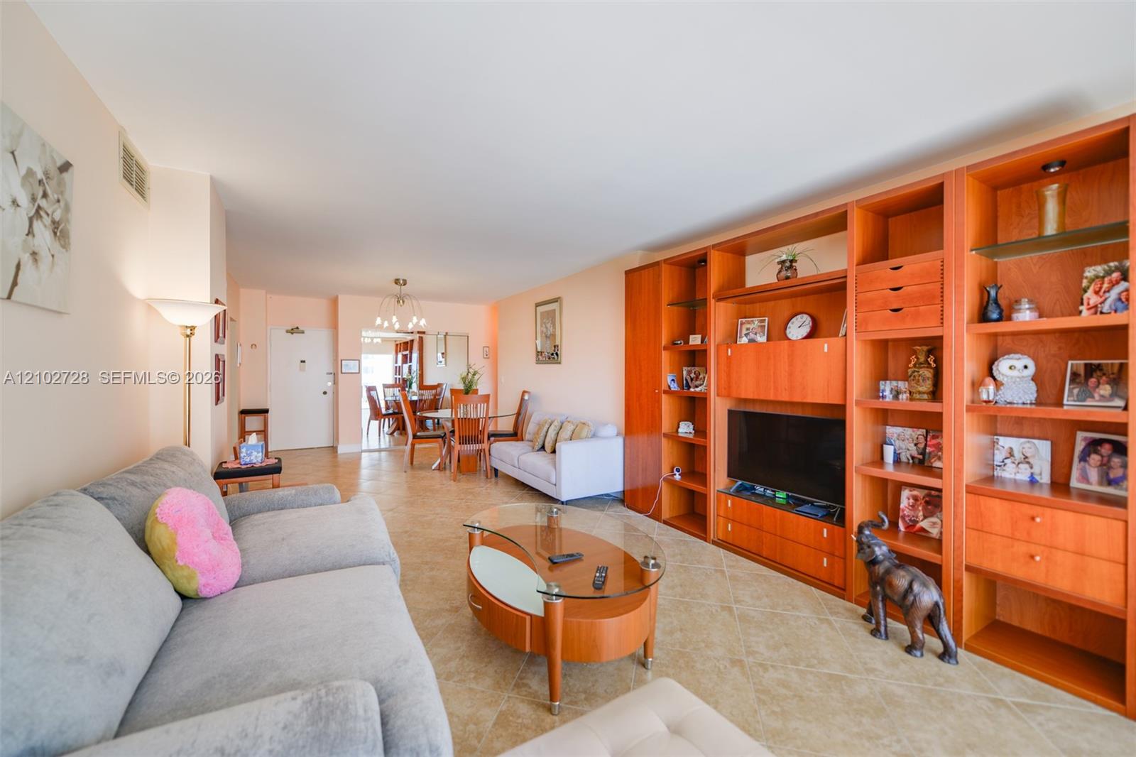 See details 10L 1 / 2 870 sq. ft. $ 2026-10-07 0 Photo