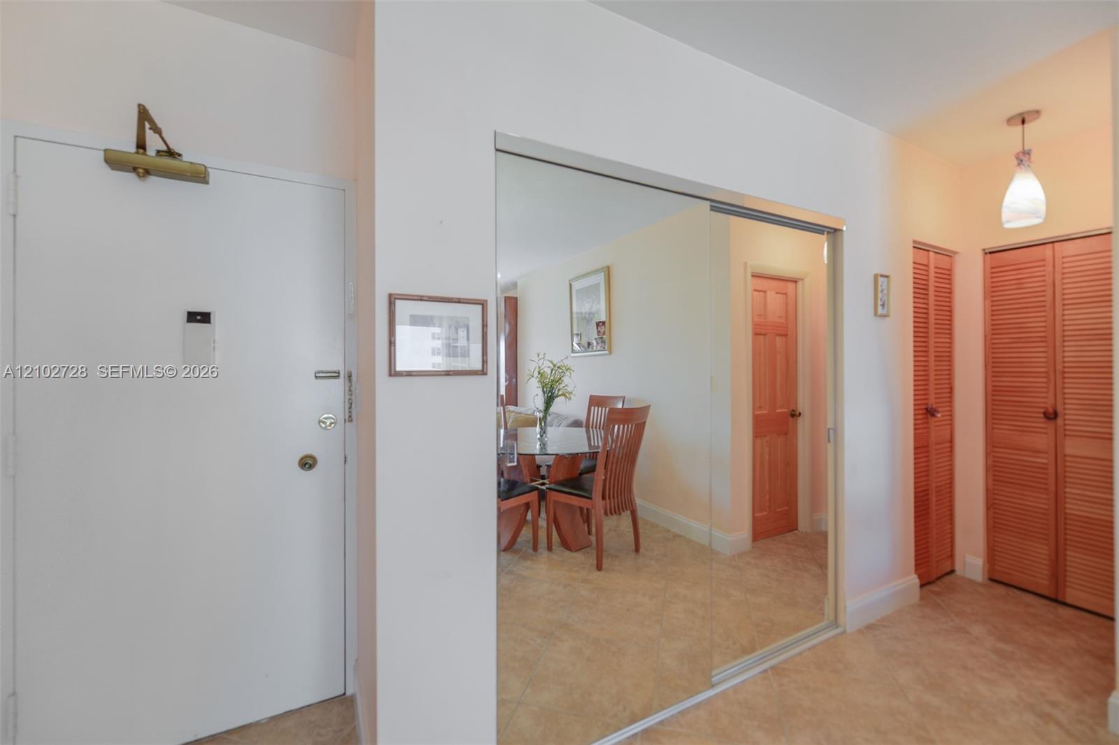 See details 10L 1 / 2 870 sq. ft. $ 2026-10-07 0 Photo