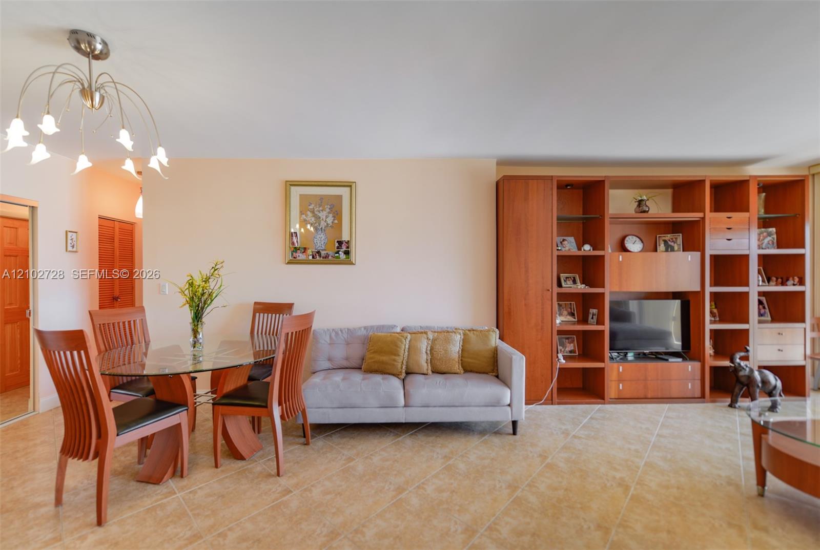 See details 10L 1 / 2 870 sq. ft. $ 2026-10-07 0 Photo