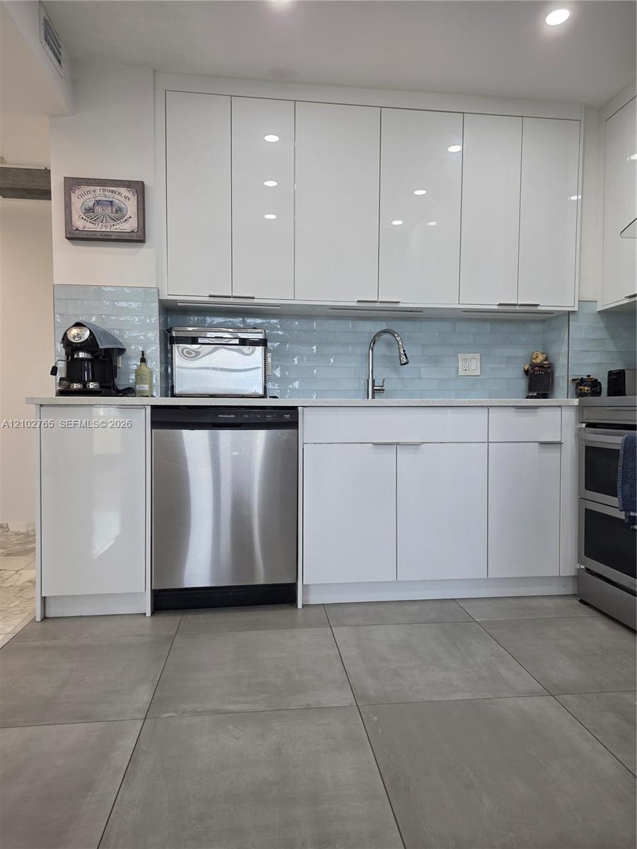 See details 5F 2 / 2 1340 sq. ft. $ 2026-10-07 0 Photo