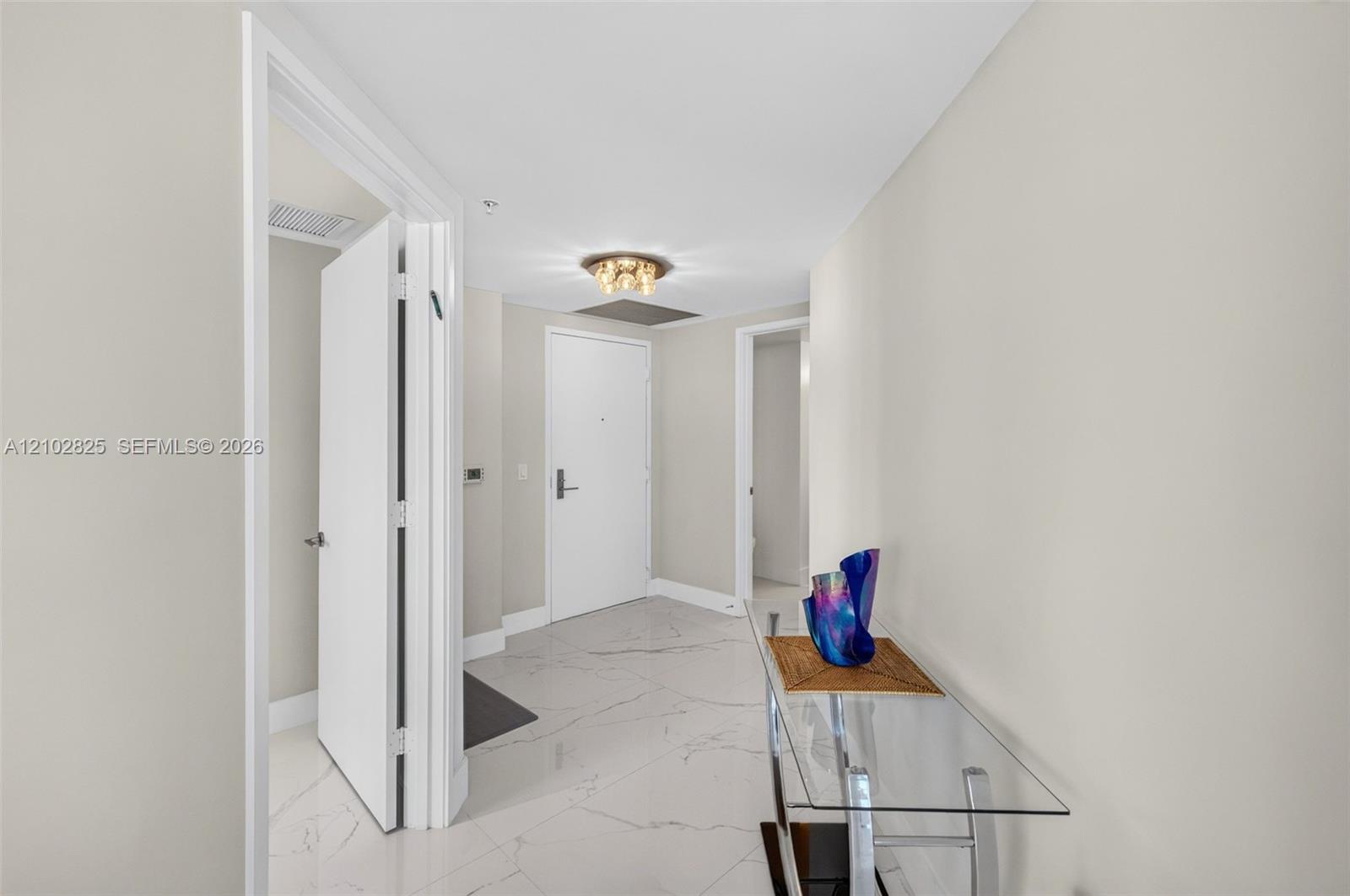 Ver detalles 5-807 3 / 4 1892 sq. ft. $ 2026-10-07 0 foto