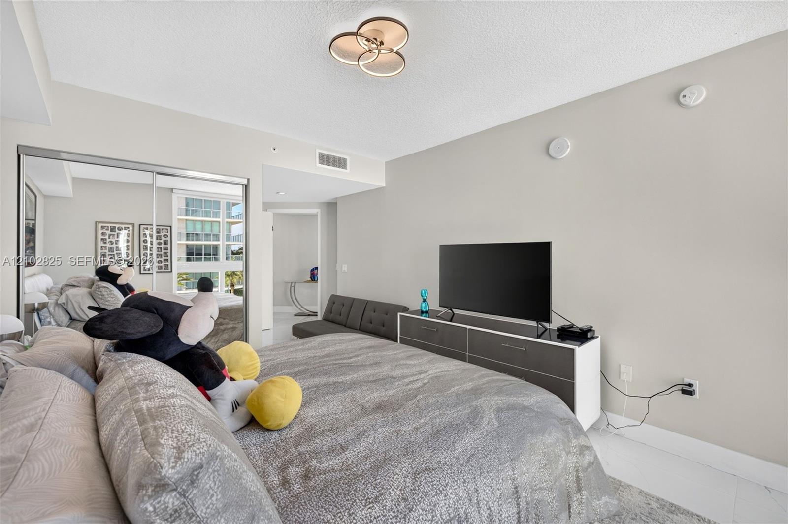 Ver detalles 5-807 3 / 4 1892 sq. ft. $ 2026-10-07 0 foto