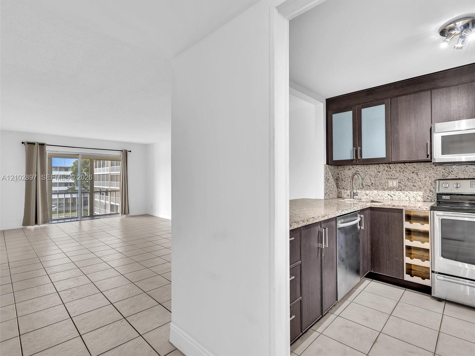 405 1 / 2 775 sq. ft. $ 2026-10-07 0 foto