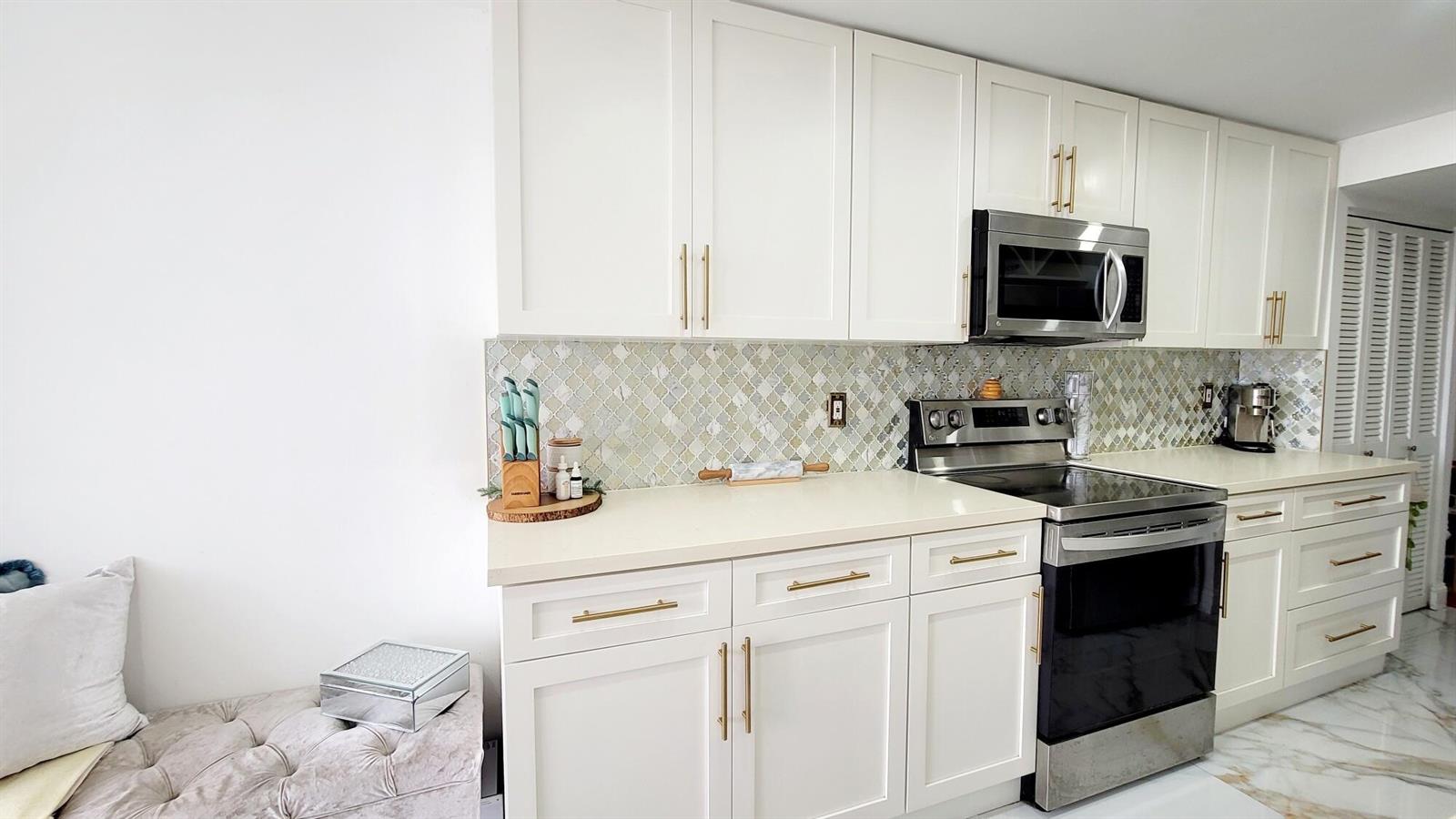 Ver detalles 308-1 2 / 2 1674 sq. ft. $ 2026-10-13 0 foto