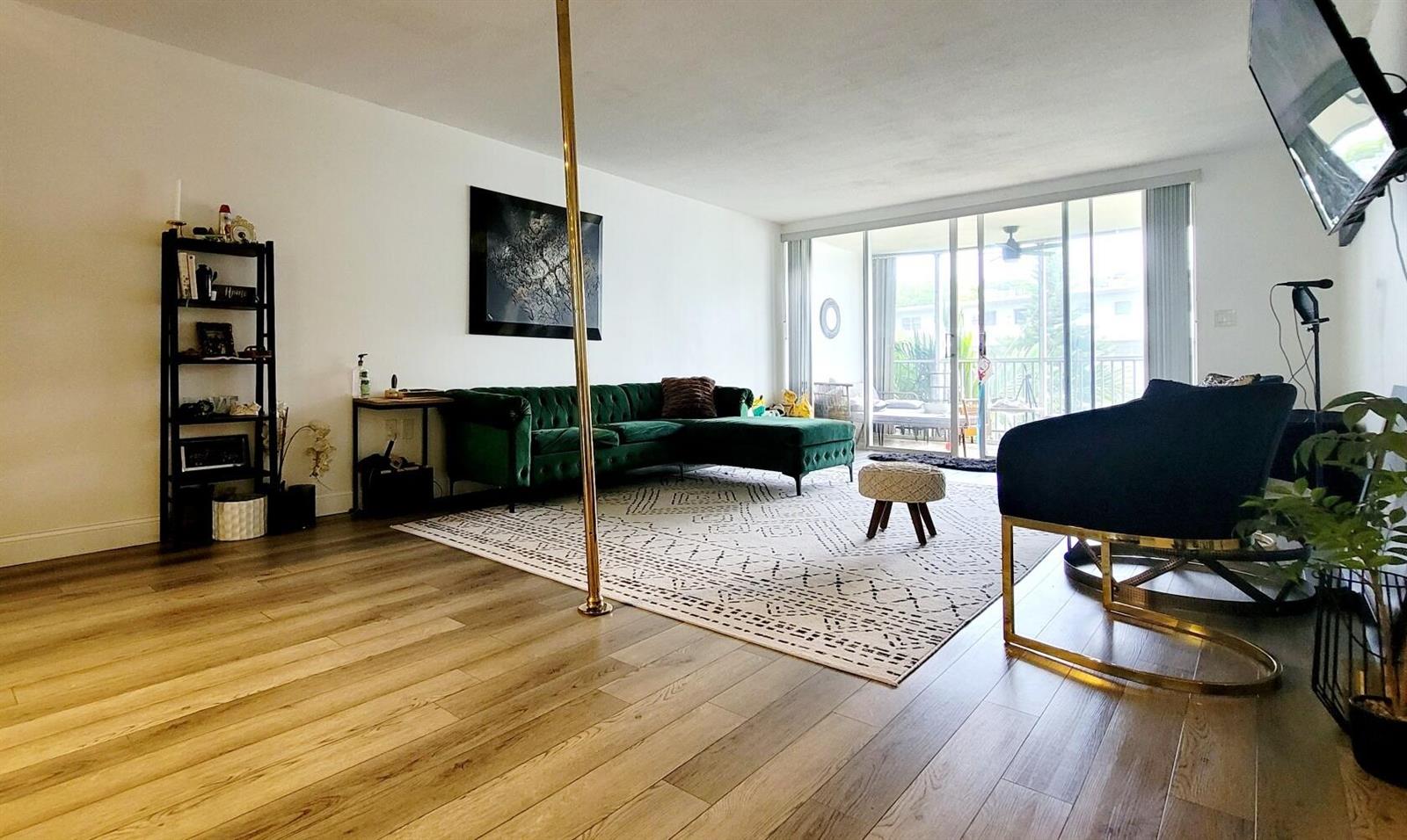 Ver detalles 308-1 2 / 2 1674 sq. ft. $ 2026-10-13 0 foto