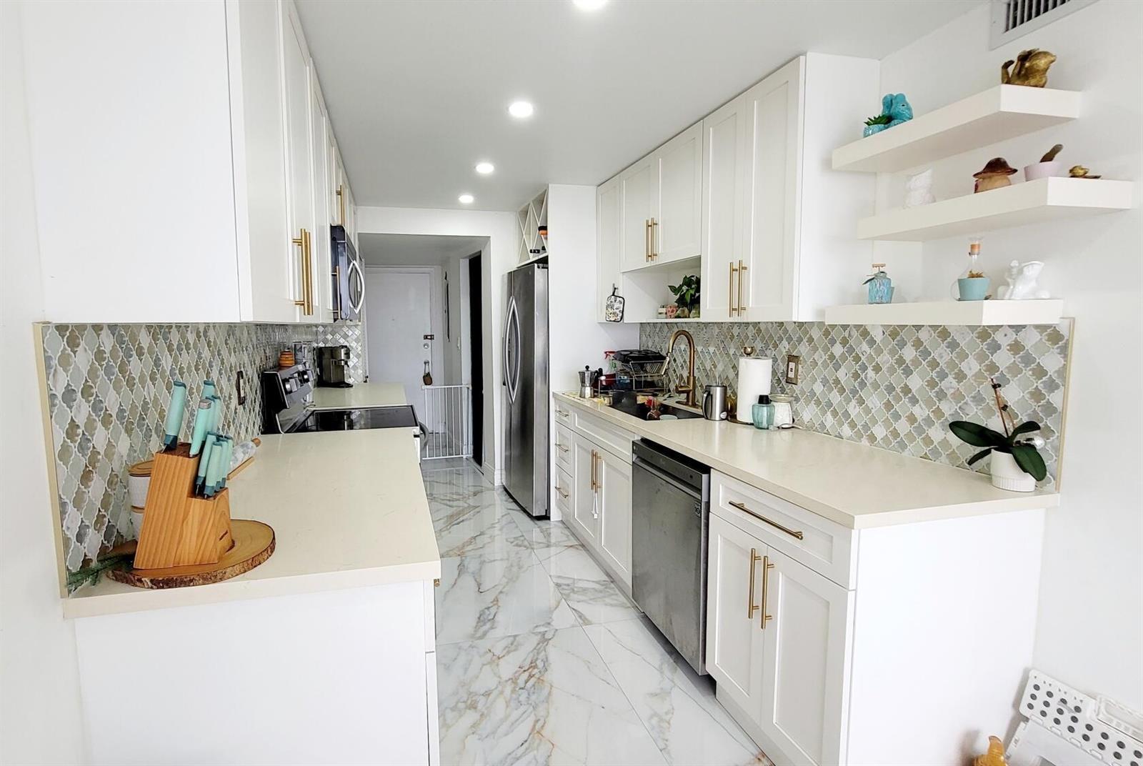 Ver detalles 308-1 2 / 2 1674 sq. ft. $ 2026-10-13 0 foto