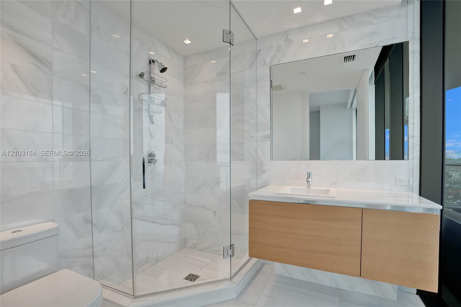 See details 33 3 / 6 4992 sq. ft. $ 2026-10-08 0 Photo