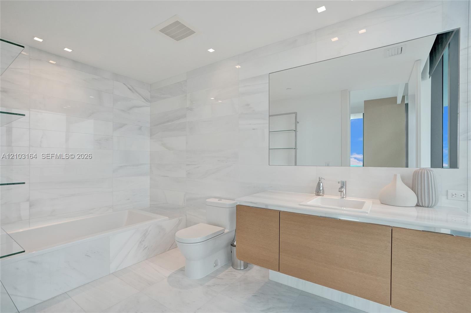 See details 33 3 / 6 4992 sq. ft. $ 2026-10-08 0 Photo
