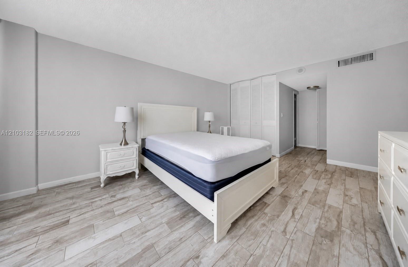 See details 1607 1 / 2 943 sq. ft. $ 2026-10-08 0 Photo