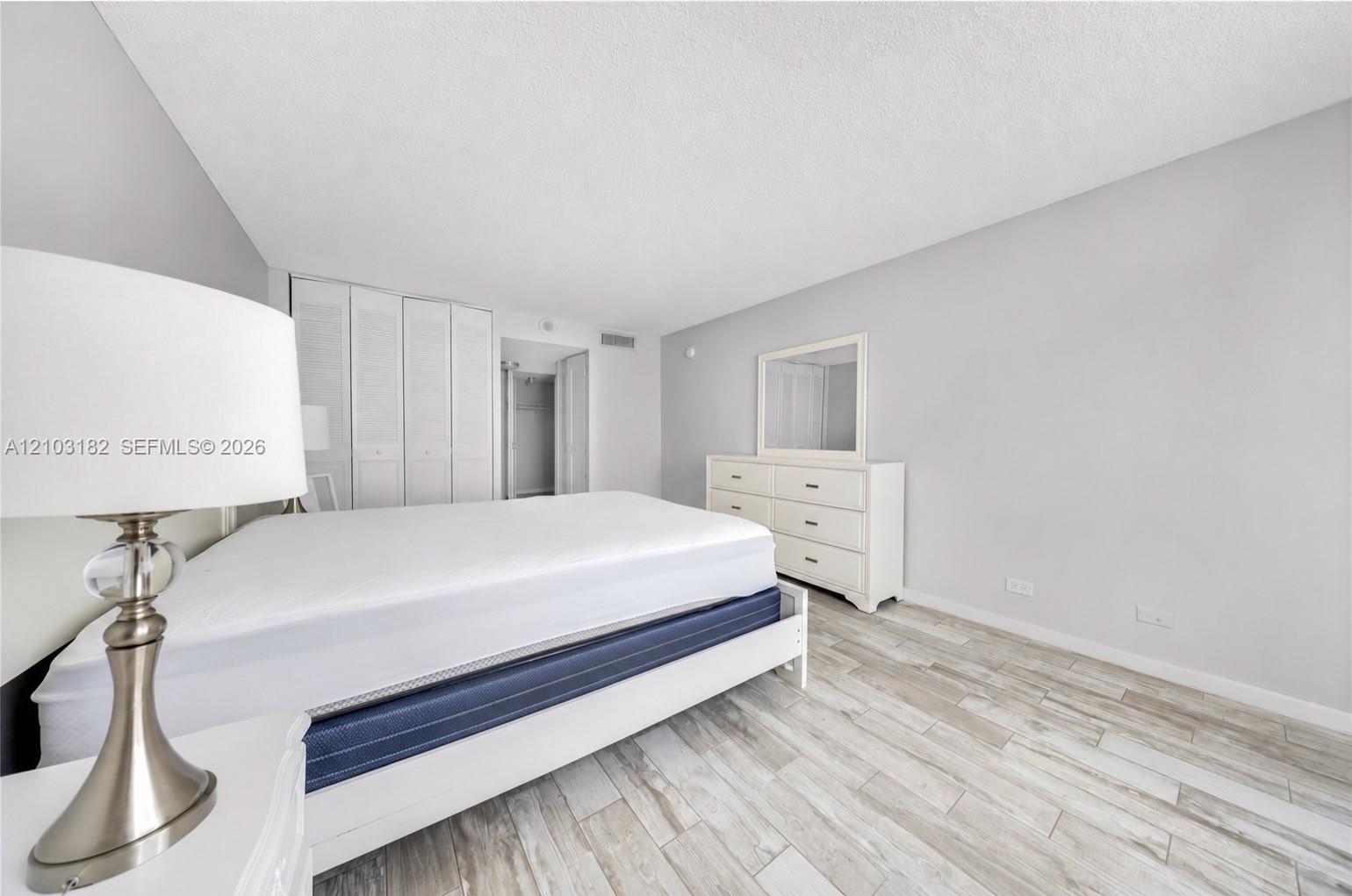 See details 1607 1 / 2 943 sq. ft. $ 2026-10-08 0 Photo
