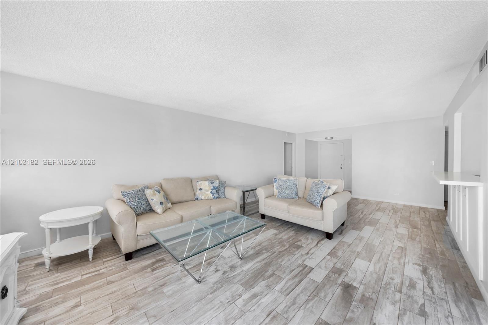 See details 1607 1 / 2 943 sq. ft. $ 2026-10-08 0 Photo