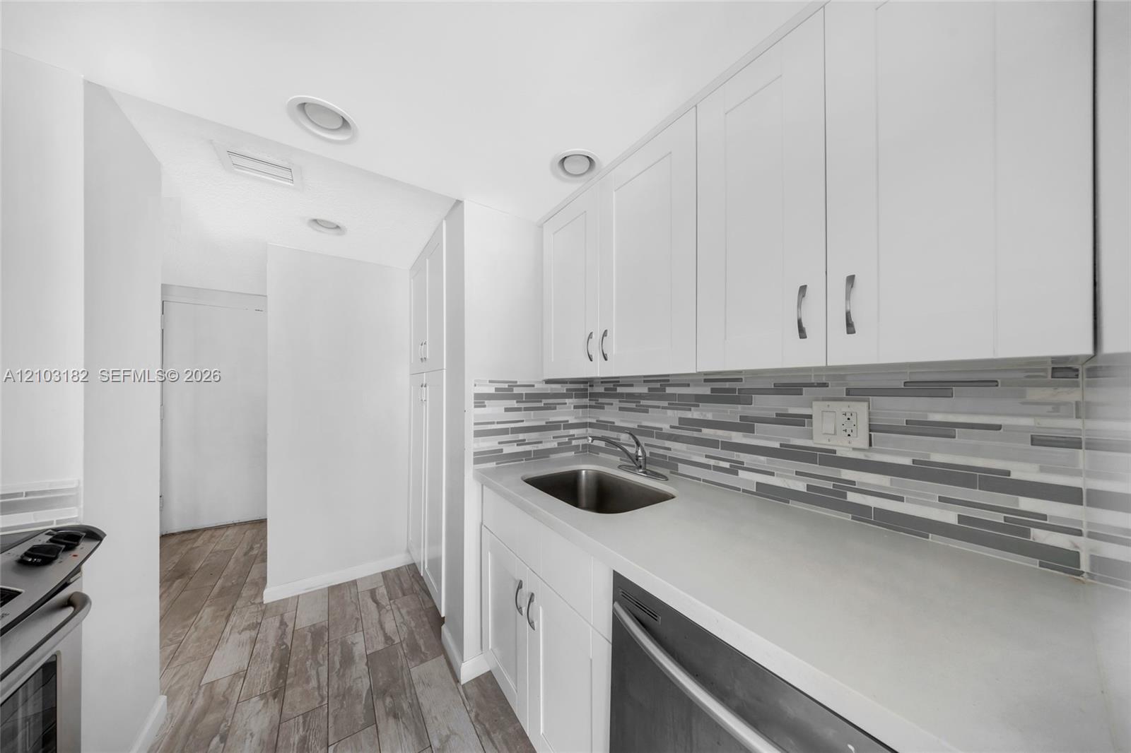 See details 1607 1 / 2 943 sq. ft. $ 2026-10-08 0 Photo