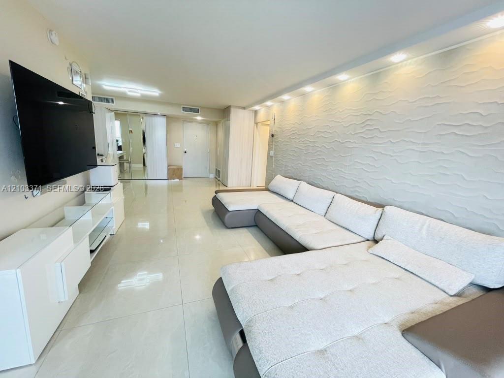 1118 2 / 2 1240 sq. ft. $ 2026-10-08 0 Photo